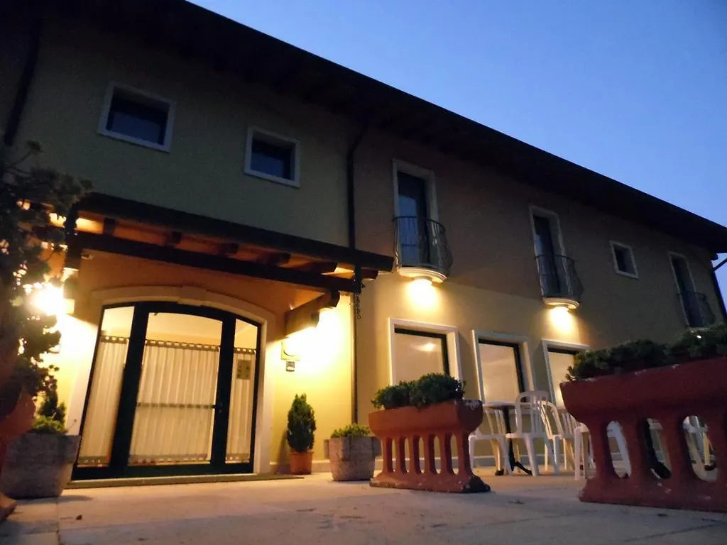 Hotel Agli Ulivi فاليجيو سول مينشيو 3*,